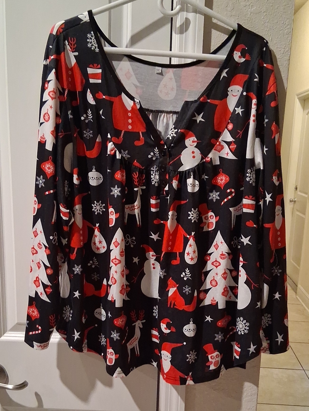 Women’s Black & Red Holiday Print Long-Sleeve Top